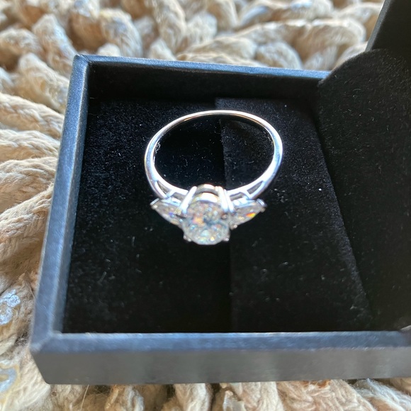 QVC Moissanite 1.45ct 3 stone silver ring size 7 - Picture 4 of 12
